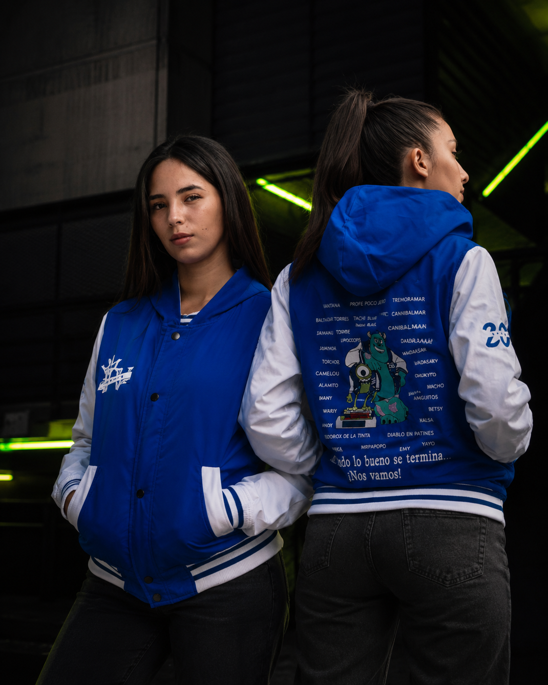Polerón azul estilo college o varsity personalizado para generación