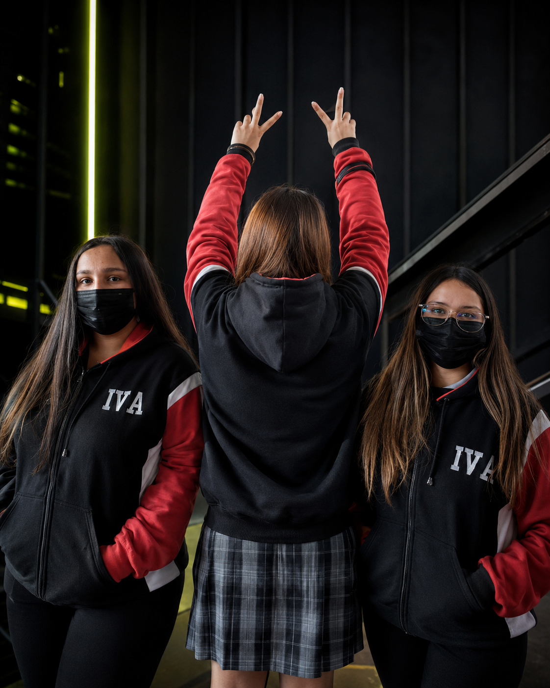 Polerón full zip con mangas rojas personalizado